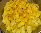 Foto del paso 3 de la receta: Costillas de cerdo con sepia, patatas y langostineras