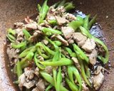 รูปขั้นตอนการทำที่ 2 ของ หมูผัดพริกหยวก