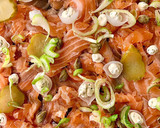 Foto del paso 7 de la receta: Salmón ahumado con encurtidos