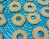Foto langkah ke 3 dari resep Donat Meses tanpa ulen.