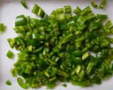 Pikáns rizses csirkeleves chilivel és zöldcitrommal 👌 recept fázis 2 fotója