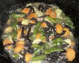 Foto langkah ke 5 dari resep Capcay Goreng Jamur Kuping.