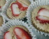 Foto del paso 2 de la receta: Muffins integrales con frutilla🍓🍓