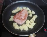 Foto del paso 1 de la receta: Magro de cerdo con ensalada y piña caramelizada