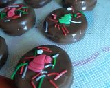 Foto del paso 5 de la receta: Alfajores sablee (bañados en chocolate, c/ crocante de maní)