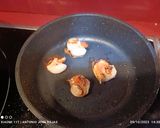 Foto del paso 4 de la receta: Huevos fritos con vieiras, langostinos y sepia