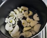 Foto del paso 2 de la receta: Chorizo con azafrán (tipo a la pomarola)