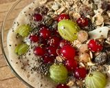 Hình bước làm 3 của món 🌱 Muesli Smoothie Chuối & Quả Lý Chua (Vegan)