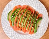Hình bước làm 2 của món Salad Cá Hồi Xông Khói, Quả Bơ & Nụ Bạch Hoa