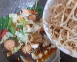 Foto langkah ke 5 dari resep Mie Goreng Udang Bakso Homemade ala Jesslyn Orlane 🍜🔥.