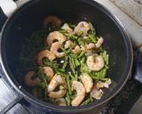 Foto del paso 2 de la receta: Alubias con langostinos y trigueros