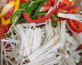 Hình bước làm 2 của món Mì udon nấu cà chua, ớt chuông, nấm kim châm