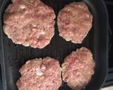 Foto del paso 1 de la receta: Patacón pisa’o / hamburguesa de pollo y salchichas de cerdo
