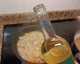 Foto del paso 3 de la receta: Espaguetis con langostinos al ajillo