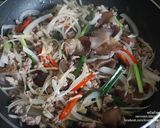 รูปขั้นตอนการทำที่ 2 ของ ข้าวราดหมูสับผัดขิง