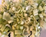 Une image de l'étape 1 de Gratin de céleri branche aux lardons,emmental et radis multicolores.