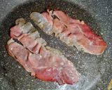 Foto del passaggio 2 della ricetta Piadina con Asparagi, Stracchino e Speck Croccante