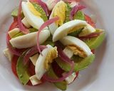 Foto del paso 2 de la receta: Ensalada de tomate, huevo y palta