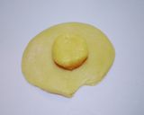 Foto langkah ke 5 dari resep Bakpia Basah Isi Keju.