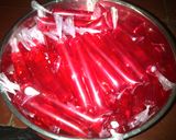 Foto langkah ke 2 dari resep Es lilin syrup cap bangau.