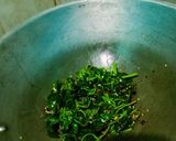 Foto langkah ke 4 dari resep Tumis Bayam Minyak Wijen.
