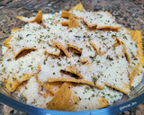 Foto del paso 2 de la receta: Nachos horneados con queso y orégano