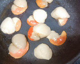 Foto del paso 2 de la receta: Carne de vieiras en vinagreta de uvas y naranja