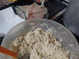 Lomito de armado sobre colchón de cebolla acompañado de torrejas mixtas
