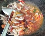 Foto langkah ke 4 dari resep Mi Goreng Jamur.
