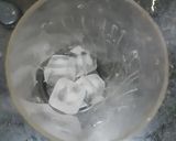 A picture of step 4 of Apple milkshake.