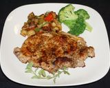 Foto del paso 2 de la receta: Chuletas de chancho al orégano con papas salteadas y brócoli