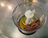 Une image de l'étape 1 de Sauce salade aux anchois, moutarde de Dijon et ail mariné.