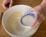 Foto del passaggio 1 della ricetta Panzerotti baresi (fritti e al forno)