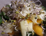 Foto del paso 6 de la receta: Ensalada de canónigos, mango, melón y huevo poche