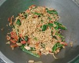 Foto langkah ke 5 dari resep Mie Goreng Bumbu Simpel Pedas.