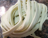 Foto del paso 3 de la receta: Tallarines con masa de palta: sin gluten, sin huevo, sin lácteos