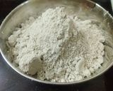 महाराष्ट्रीयन स्टाईल फ्युजन चिजी भाकरीझा (bhakri pizza recipe in marathi) रेसिपी स्टेप 1 फोटो 