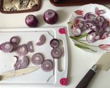 Paradicsom saláta lilahagymával recept fázis 2 fotója