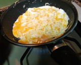 Foto del paso 2 de la receta: Pechuga de pavo y huevo revuelto con queso rallado