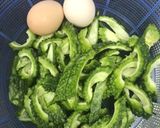 Hình bước làm 1 của món Mướp đắng xào trứng gà
