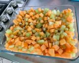 Une image de l'étape 9 de Salade de fruits aux deux melons, raisins et abricots.