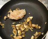 Foto langkah ke 3 dari resep Creamy Chicken Mushroom Pasta MPASI.