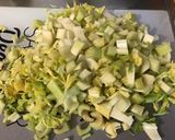 Une image de l'étape 2 de Fondue de céleri branche au bouillon de crevettes et laitue de mer.