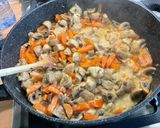 Une image de l'étape 23 de Poulet mariné aux carottes, champignons, épices et coriandre.