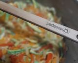 Foto del paso 3 de la receta: Tallarines de morrón con vegetales salteados