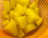 Hình bước làm 1 của món Súp Kem Nấm Khoai Tây Thì Là
