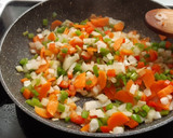 Foto del paso 2 de la receta: Longanizas frescas con sofrito y jalapeños