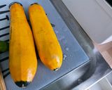 Une image de l'étape 3 de Courgettes jaunes et poivrons verts aux tomates séchées et épices.