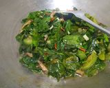 Foto langkah ke 6 dari resep Oseng Daun Melinjo teri tomat hijau.