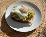 Foto del paso 4 de la receta: Tostada de desayuno saludable con huevo poché